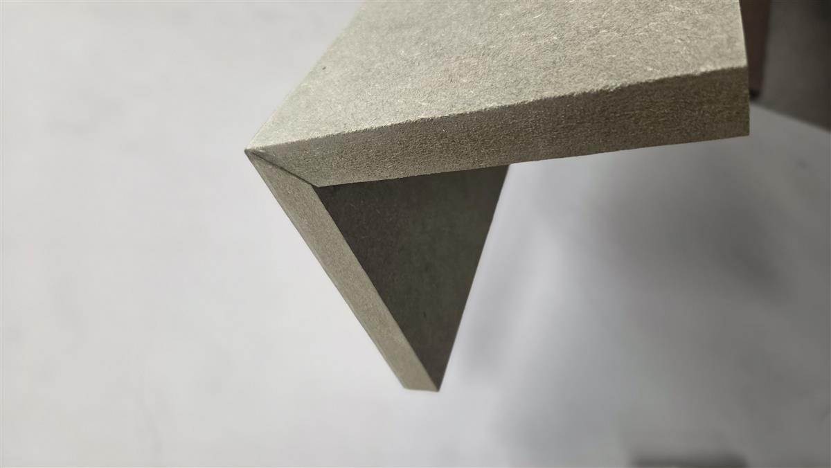 Buitenhoek verlijmde omkasting MDF groen 18x140x140x3000